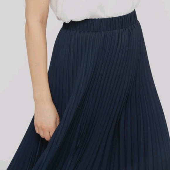 Black Pleated Midi Skirt - Picture 2 of 8